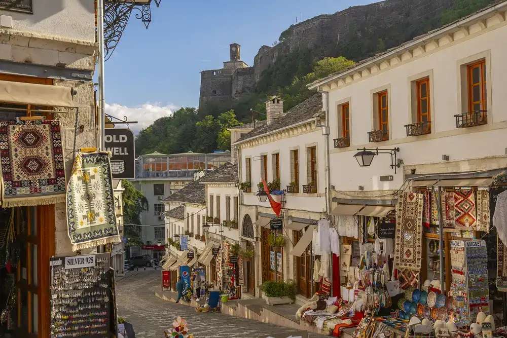 Οι τουρίστες επιλέγουν Αργυρόκαστρο – Τα πρωτεία κατέχουν οι Ιταλοί