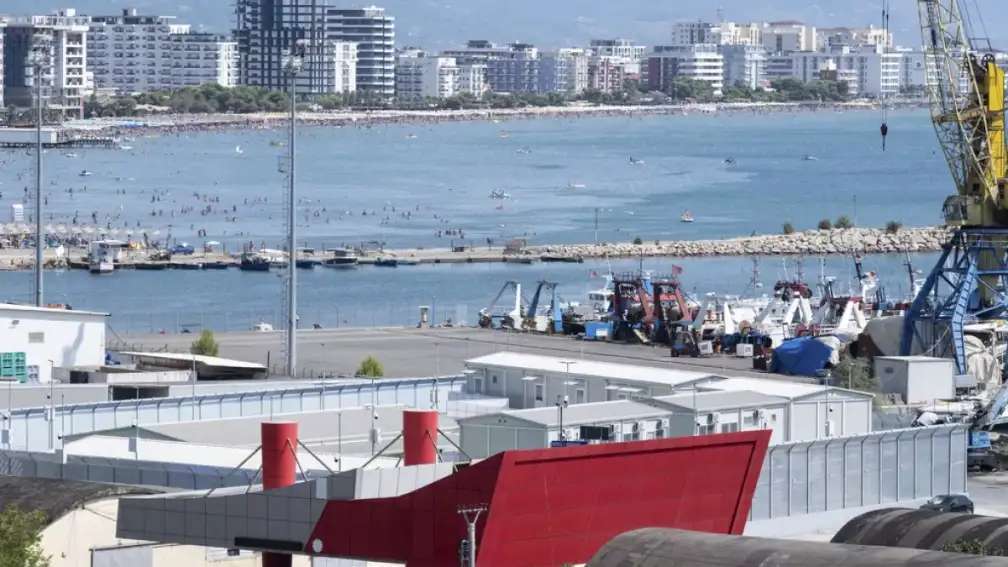 Γιατί καθυστερούν τα ιταλικά κέντρα υποδοχής προσφύγων στην Αλβανία