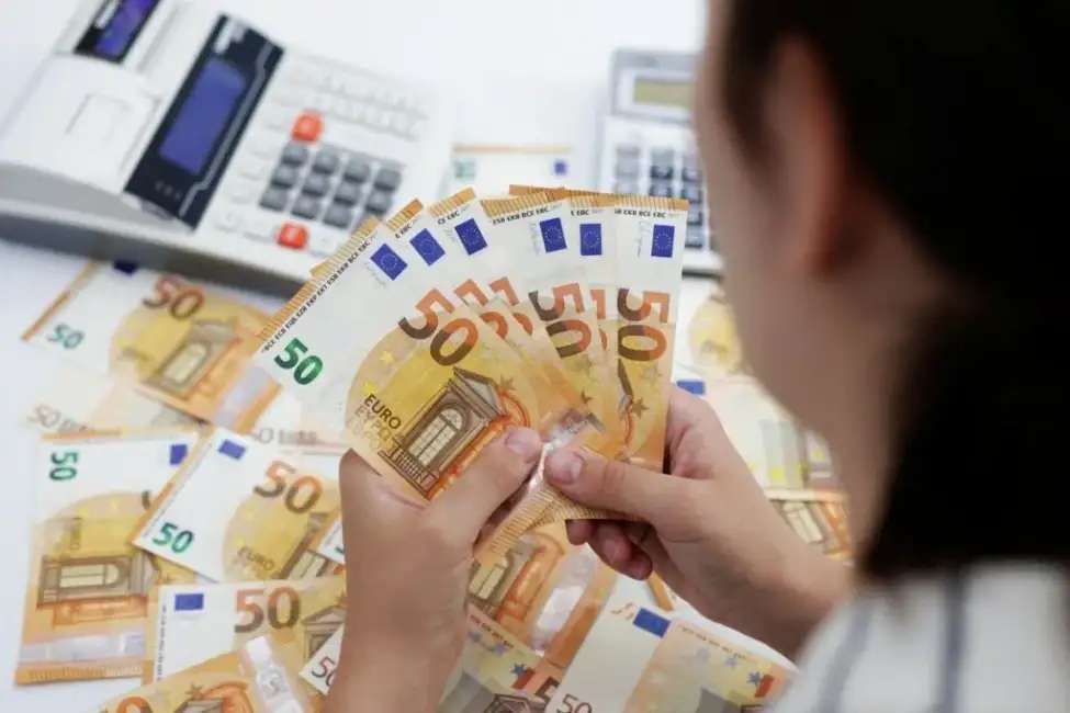 Σε νέο ιστορικό χαμηλό ισοτιμία του ευρώ με το λεκ