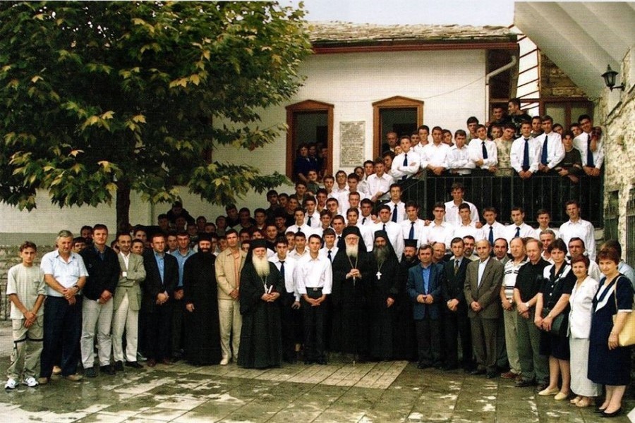 Ο Μητροπολίτης Νικηφόρος με τον Αρχιεπίσκοπο Αναστάσιο και μαθητές του Εκκλησιαστικού Λυκείου 