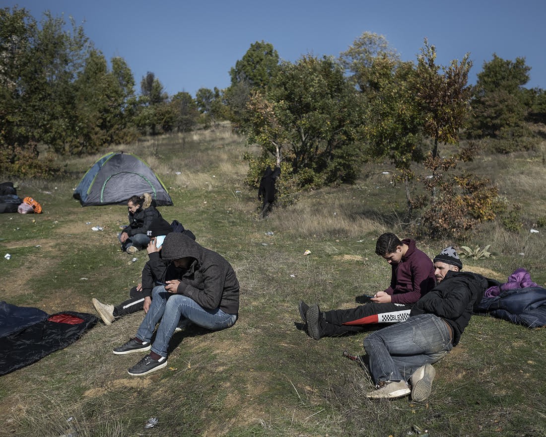 Εγκλωβισμένοι στην νεκρή ζώνη Ελλάδας-Αλβανίας δεκάδες πρόσφυγες και μικρά παιδιά...