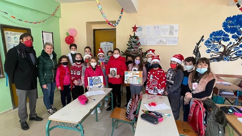 Χριστουγεννιάτικα δώρα σε μαθητές της ΕΕΜ μοίρασε ο Γενικός Πρόξενος Αργυροκάστρου