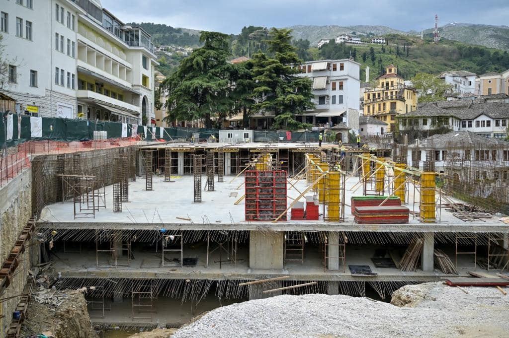 Αργυρόκαστρο: Με γρήγορους ρυθμούς προχωράει η κατασκευή του υπόγειου παρκινγκ διπλά στο Ελληνικό Προξενείο