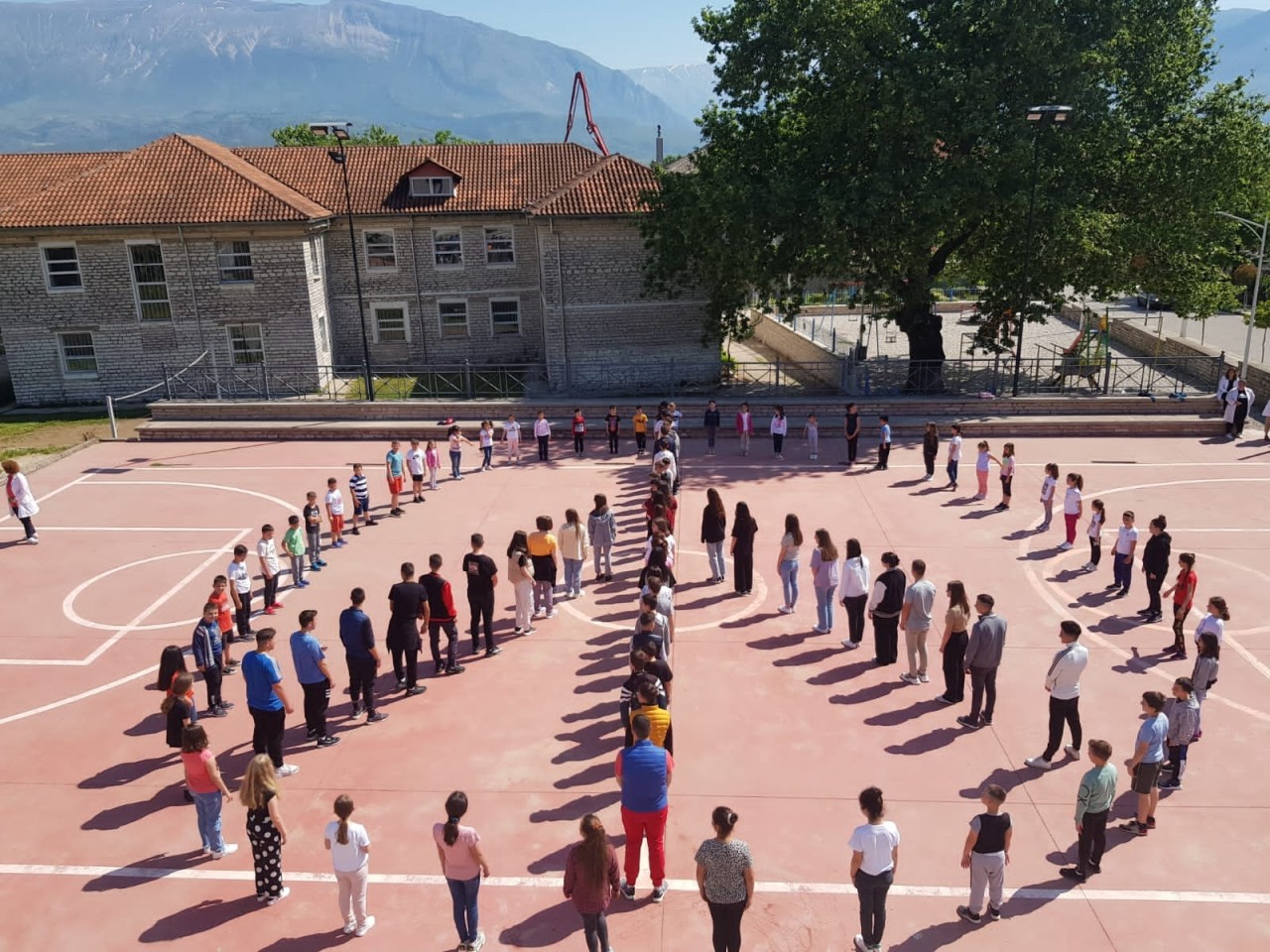 Οι μαθητές του σχολείου Δερβιτσάνης τίμησαν την Ημέρα Ειρηνικής Συμβίωσης