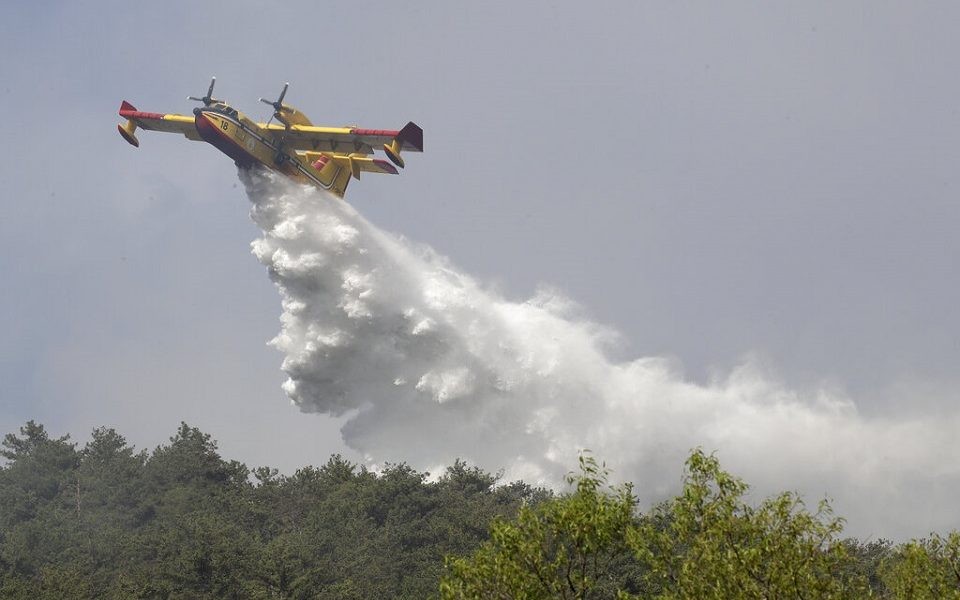 Ελληνικό Canadair επιχειρεί στην κατάσβεση μεγάλης πυρκαγιάς στο νησί Σάσων
