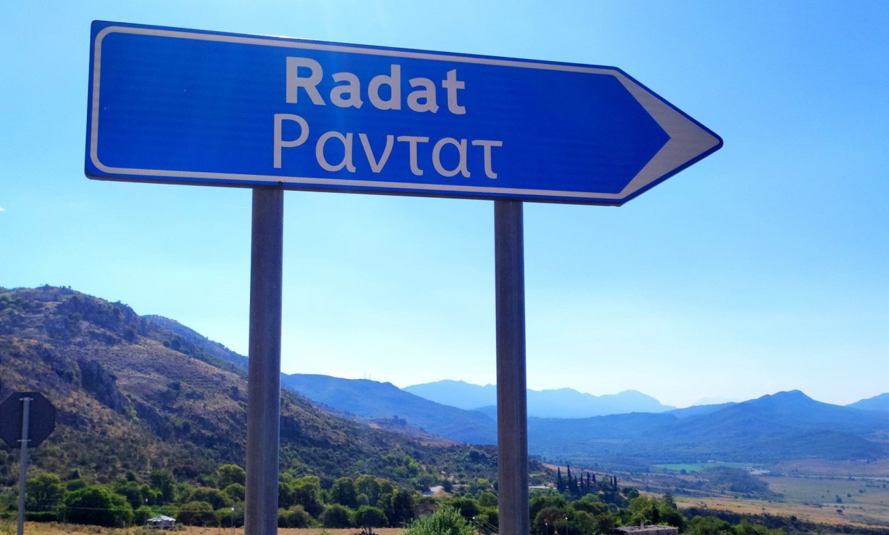 Η αλβανοποίηση του μειονοτικού χωριού Ραντάντες με την ευλογία του Δήμου Δρόπολης σε δίγλωσση πινακίδα 
