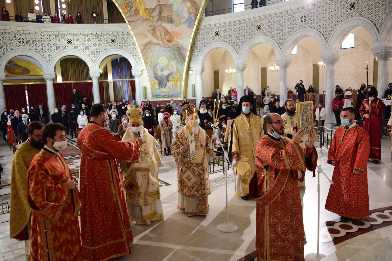 Διπλή συγκίνηση στη χριστουγεννιάτικη λειτουργία στον Καθεδρικό Ναό της Αναστάσεως στα Τίρανα