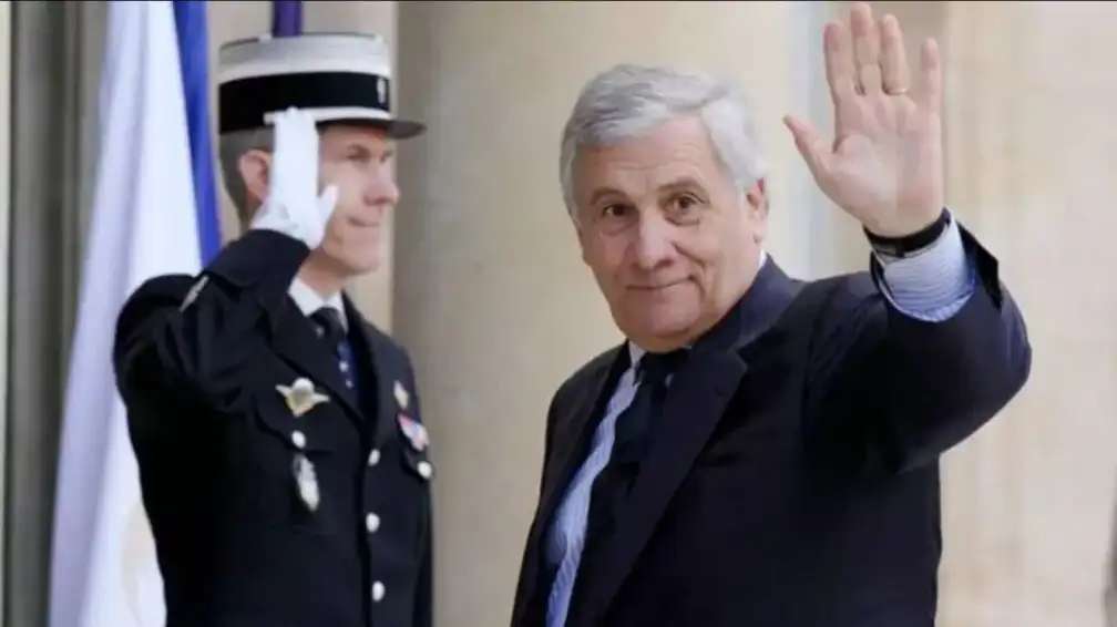 Η Ευρωπαϊκή Ένωση θα πρέπει να δημιουργήσει τον κοινό στρατό της που μπορεί να διαδραματίσει ειρηνευτικό ρόλο και να αποτρέψει συγκρούσεις, δήλωσε ο Ιταλός υπουργός Εξωτερικών Αντόνιο Ταγιάνι. Σε συνέντευξή του στην ιταλική εφημερίδα La Stampa, ο Ταγιάνι δήλωσε ότι η στενότερη ευρωπαϊκή συνεργασία στον τομέα της άμυνας αποτελεί προτεραιότητα για το κόμμα Forza Italia, του οποίου ηγείται. "Αν θέλουμε να είμαστε ειρηνευτές στον κόσμο, χρειαζόμαστε έναν ευρωπαϊκό στρατό. Και αυτή είναι μια θεμελιώδης προϋπόθεση για να μπορέσουμε να έχουμε μια αποτελεσματική ευρωπαϊκή εξωτερική πολιτική", είπε σε συνέντευξη που δημοσιεύθηκε την Κυριακή.  «Σε έναν κόσμο με ισχυρούς παίκτες όπως οι Ηνωμένες Πολιτείες, η Κίνα, η Ινδία, η Ρωσία - με κρίσεις από τη Μέση Ανατολή έως τον Ινδο-Ειρηνικό - οι Ιταλοί, οι Γερμανοί, οι Γάλλοι ή οι Σλοβένοι πολίτες μπορούν να προστατεύονται μόνο από κάτι που ήδη υπάρχει, δηλαδή την Ευρωπαϊκή Ένωση», πρόσθεσε.  Η ευρωπαϊκή αμυντική συνεργασία έχει αναδειχθεί στην πολιτική ατζέντα μετά την εισβολή της Ρωσίας στην Ουκρανία πριν από σχεδόν δύο χρόνια.  Ωστόσο, οι προσπάθειες επικεντρώθηκαν περισσότερο στην επέκταση του ΝΑΤΟ, με τη Φινλανδία να προσχωρεί στη συμμαχία πέρυσι και τη Σουηδία να βρίσκεται σε καλό δρόμο για να γίνει μέλος.  Ο Ταγιάνι είπε επίσης ότι η ΕΕ των 27 εθνών θα πρέπει να εξορθολογίσει την ηγεσία της και να έχει μια ενιαία προεδρία, αντί για την τρέχουσα δομή ενός προέδρου του Ευρωπαϊκού Συμβουλίου και ενός προέδρου της Ευρωπαϊκής Επιτροπής.  Ο Υπουργός Εξωτερικών έγινε ηγέτης της Forza Italia μετά τον θάνατο του Σίλβιο Μπερλουσκόνι πέρυσι.  Οι εκλογές για το Ευρωπαϊκό Κοινοβούλιο τον Ιούνιο θα είναι το πρώτο μέτρο της δημοτικότητας του κόμματος μετά την απώλεια του Μπερλουσκόνι.