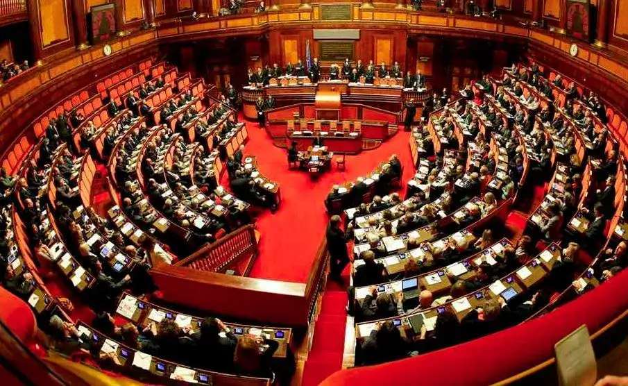 Ιταλία: Η Γερουσία ενέκρινε οριστικά την συμφωνία με την Αλβανία για δημιουργία δυο κλειστών κέντρων για παράτυπους μετανάστες - Διαφωνεί η Καθολική Εκκλησία