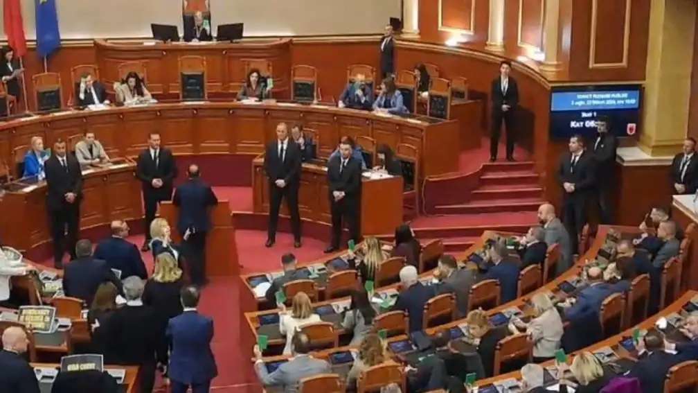 Το αλβανικό κοινοβούλιο έδωσε το τελικό πράσινο φως στην ιταλοαλβανική συμφωνία για το μεταναστευτικό