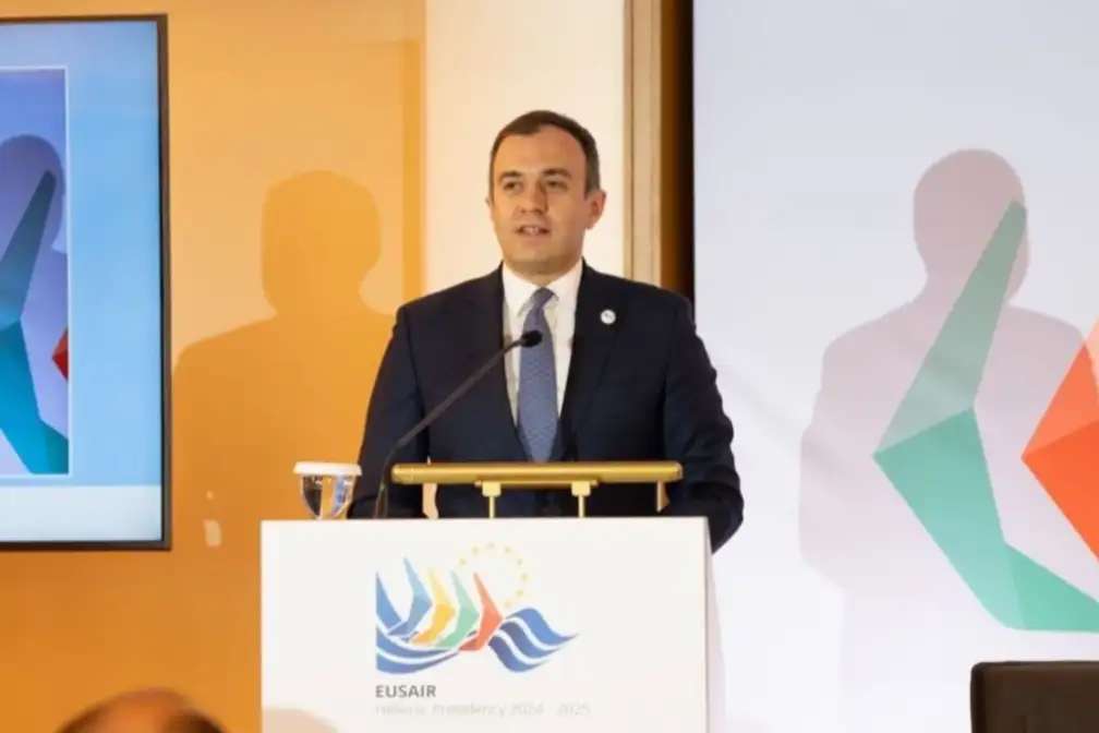 6301756acf4943641bca861c2813ba5c_XL