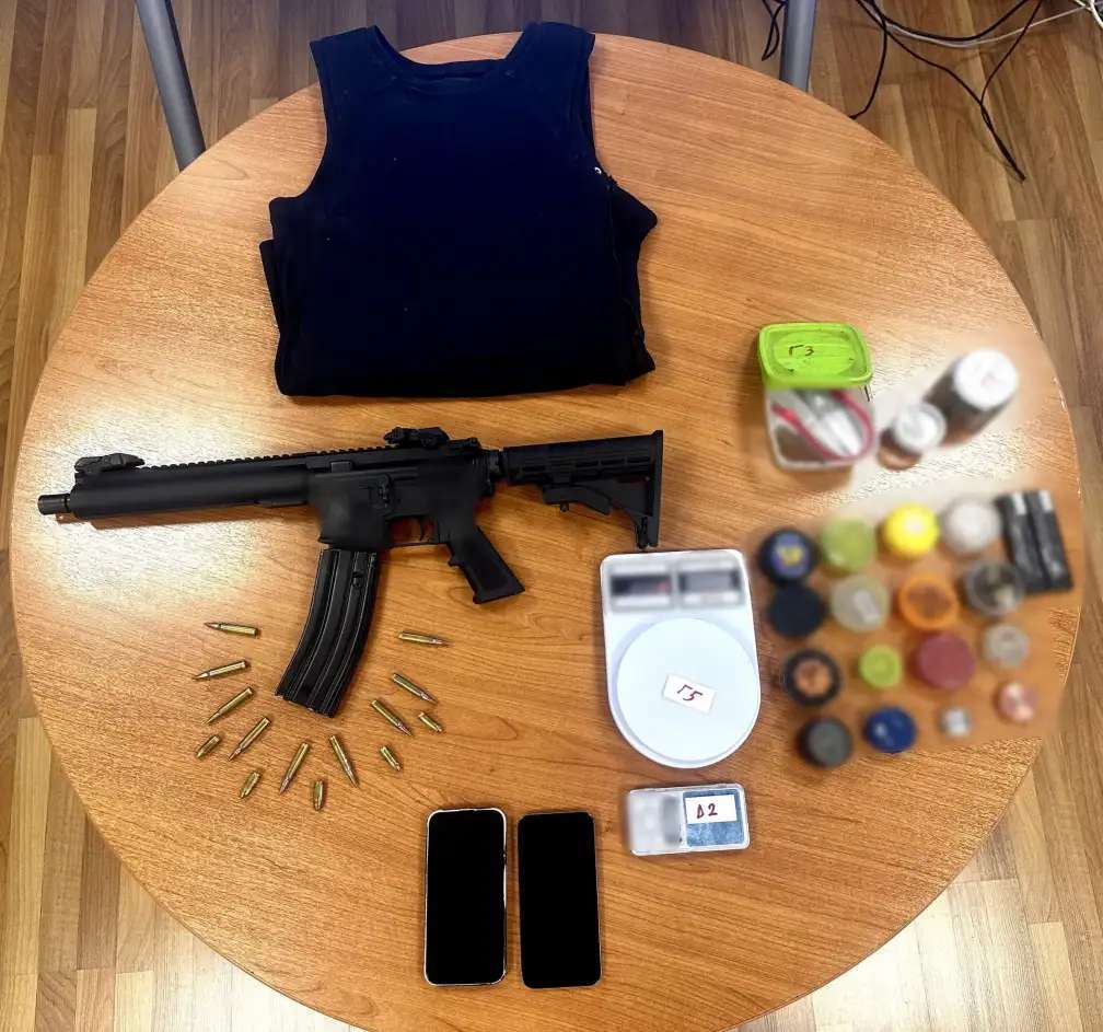 ​Σύλληψη 32χρονου από τους Αγίους Σαράντα στους Θρακομακεδόνες – Οπλισμός, ναρκωτικά και πλαστά έγγραφα στην κατοχή του (Βίντεο)