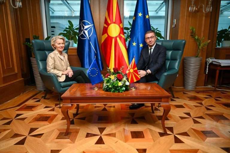 Η Ούρσουλα Φον ντερ Λάιεν καλεί τα Σκόπια να τροποποιήσει το Σύνταγμά της για να συνεχιστεί η ευρωπαϊκή πορεία της χώρας