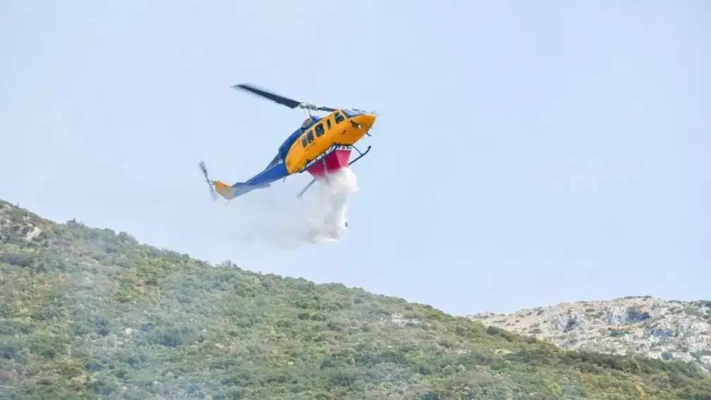 Κατέπεσε πυροσβεστικό ελικόπτερο στη λίμνη Αώου