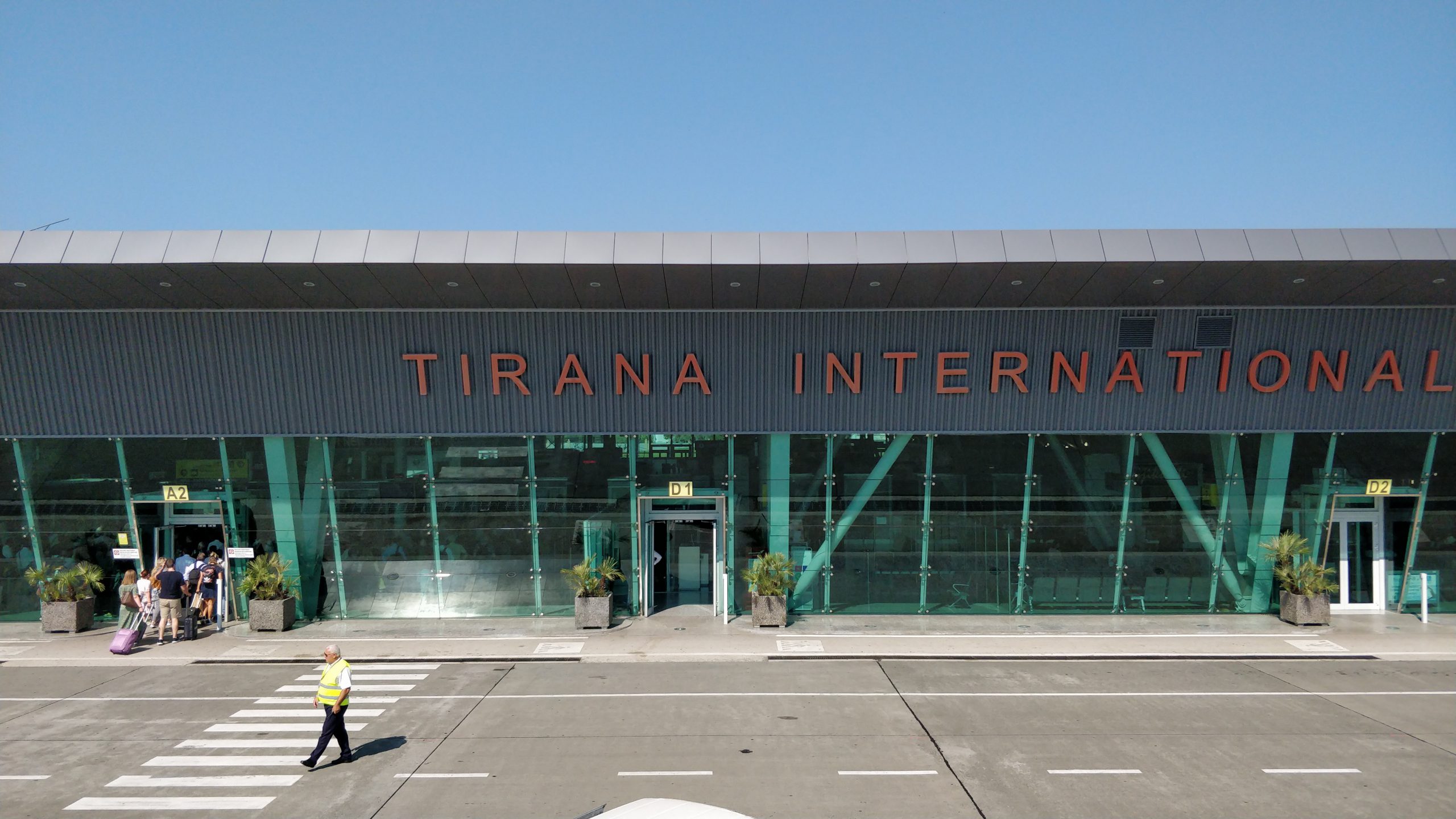 Tirana_Airport_terminal_building.jpg