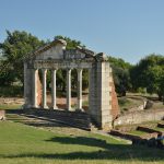 Apollonia_Albania_by_Pudelek_-_Monument_of_Agonothetes.jpg