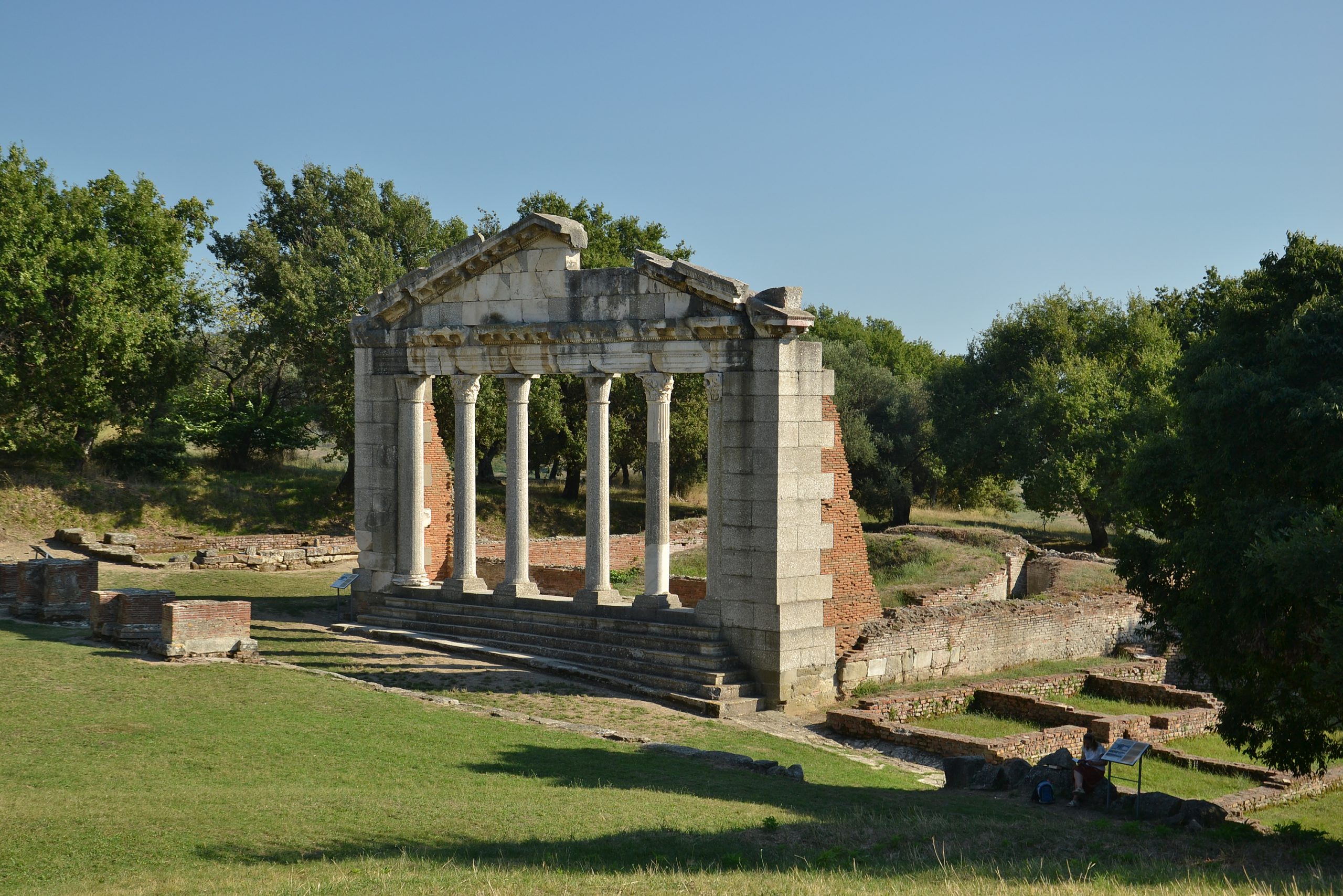 Apollonia_Albania_by_Pudelek_-_Monument_of_Agonothetes.jpg