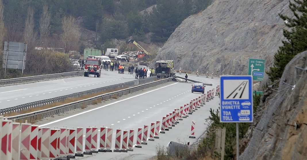 Bulgaria-Bus-caugt-fire-on-motorway-1068x558.jpg