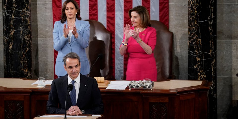mitsotakis-pelozi-kamala-applause.jpg