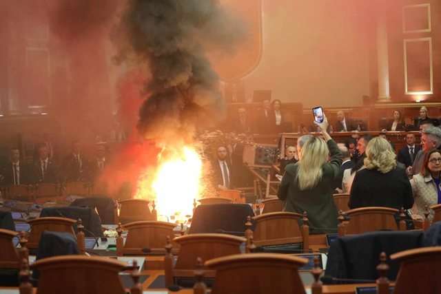 -640-0-parlament-574.jpg