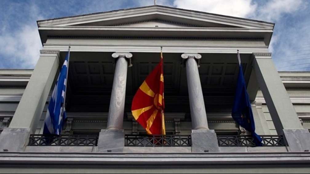 w12-64312w27222828greecefyromflags_252863_432913_type13262.jpg