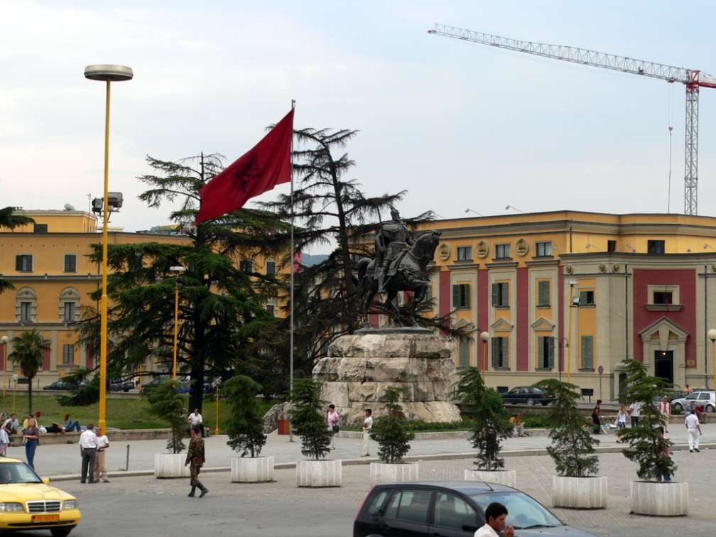 10Albania---Tirana---Skanderbeg-Square---statue-of-Skanderbeg-_2006P1110402.jpg