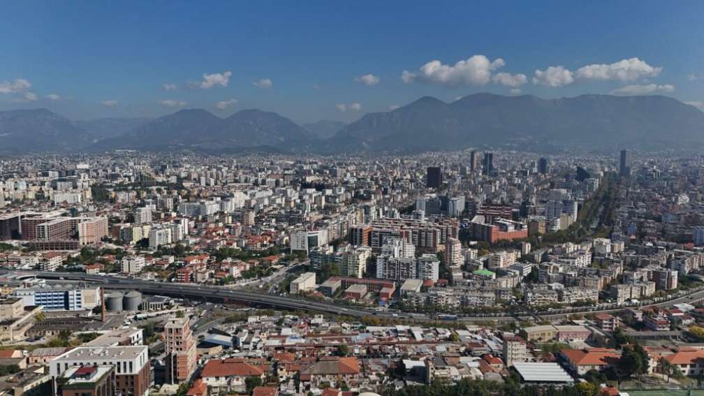 Tirana-nga-lart-apartamente-ndertesa-foto-Kadastra-1024x576.jpg